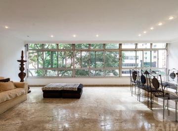 Apartamento · 250m² · 4 Quartos · 2 Vagas · Apartamento amplo e bem conservado, com planta generosa e excelente iluminação natural