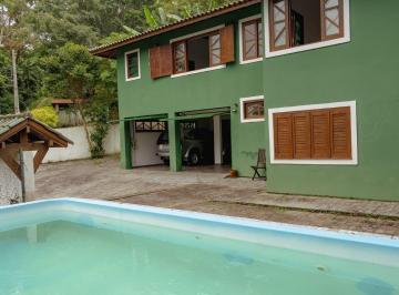 55617c180040465fb59a1a731c5d7655fc6bc8ad · Casa com piscina e 4 suítes no Rio Tavares, em Florianópolis.