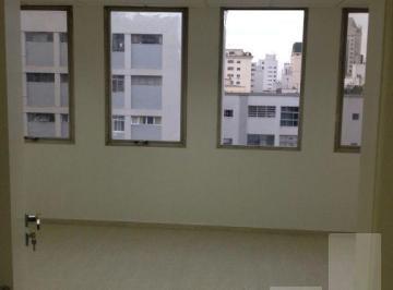 Comercial · 30m² · Conjunto comercial reformado com ar condicionado.