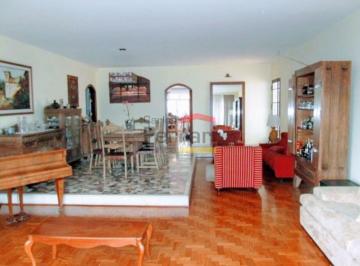 Casa · 864m² · 4 Quartos · 16 Vagas · Excelente casa, area arborizada, 4 quartos(1 suíte), 3 salas,churrasq.,piscina e garagem 15 carros.