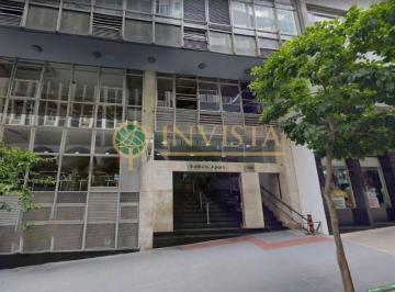 57c9e83648d2bec968dd87b8eca59d9b43e4adeb · Sala Comercial à venda no Centro de Florianópolis.