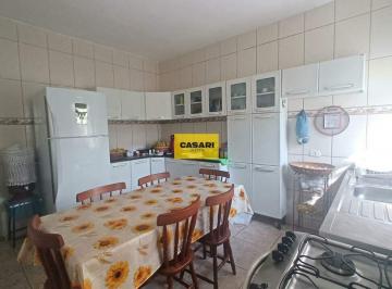 Casa · 175m² · 4 Quartos · Sobrado com 4 dormitórios sendo 3 suítes, sala, cozinha, área de serviço e garagem coberta em Iperó/