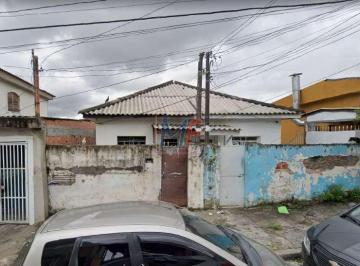 Casa · 200m² · 6 Quartos · Excelente Terreno com Casas antigas para Renda ou para construção de 10X20 metros, 5 casas renda de 