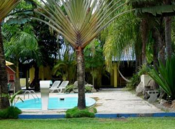 berlim-0017 · CASA COM PISCINA EM BALNEARIO CAMBORIU