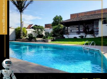 Casa · 184m² · 3 Quartos · 4 Vagas · CASA COM 03 DORMITÓRIOS E PISCINA NO BAIRRO ALTO!