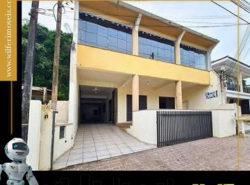 Casa · 430m² · 4 Quartos · 4 Vagas · AMPLO SOBRADO COM 04 DORMITÓRIOS E PISCINA NO CENT