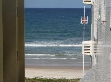 Apartamento de 2 quartos, Itapema · Apartamento 2 quartos com ar com vista lateral para a praia