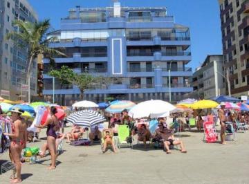 Apartamento de 2 quartos, Itapema · Apartamento de 2 quartos com ar frente para a praia