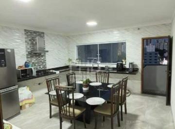 Casa · 256m² · 3 Quartos · 5 Vagas · Sobrado à Venda | 3 Dormitórios, 1 Suíte, Quintal e Garagem para 5 Veículos em Excelente Localização