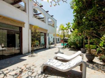 Casa · 850m² · 5 Quartos · 6 Vagas · Casa com muito espaço, piscina, jardim e com 5 dormitórios.