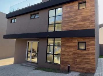 Casa · 177m² · 3 Quartos · 2 Vagas · Sobrado para alugar no Mercês, Curitiba - PR | 3 dormitórios (3 suítes), 2 vagas de garagem,