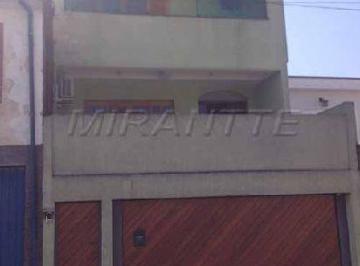 001_00000_00000_157850_2015090315440649.jpg · Sobrado de 216m² com 3 quartos
