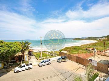 Praia de Quatro ilhas · Lindo apartamento com vista para o mar, localizado a 20 metros da praia de Quatro Ilhas em Bombinhas