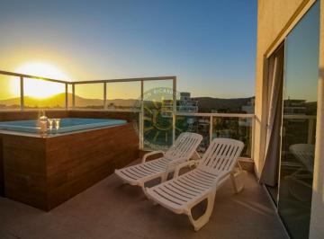 Terraço ao por do sol · Excelente cobertura Duplex com SPA localizada a 120 metros da praia de Mariscal.