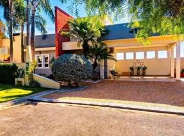 06619c57f2620014d6e55ed4d27c882f9607ffd2 · Casa Térrea com 3 Suítes, Piscina e Área Gourmet – Cond. Jardim das Palmeiras/SP. 25 m²