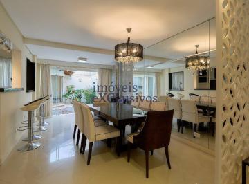 Casa · 211m² · 4 Quartos · 3 Vagas · Casa em condomínio fechado com 3 suítes para locação.