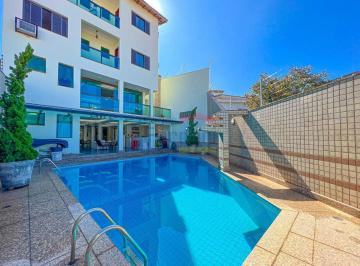 Casa · 800m² · 7 Quartos · 8 Vagas · Residência Magnífica: 5 suítes, 8 vagas, piscina, academia, churrasqueira, 800m² construído.