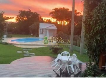 fe1d38aba9ebd7baeac75d13977965a3f020103a · Casa com Piscina, 4 quartos e 900 m² no João Paulo, em Florianópolis.