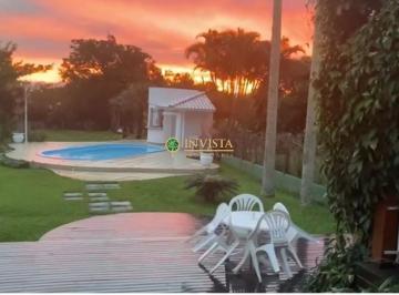 bacbb768eedd862c231c4489e44d6459f5f43dcc · Casa com Piscina, 4 quartos e 900 m² no João Paulo, em Florianópolis.