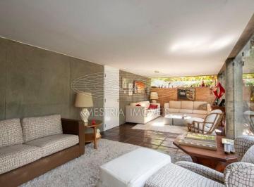 Casa · 448m² · 3 Quartos · 4 Vagas · Casa com projeto renomado situada na melhor rua do bairro!