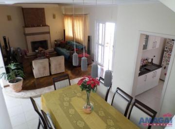 Casa · 480m² · 4 Quartos · 4 Vagas · Lindo sobrado em condominio de alto padrão