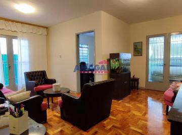 Casa · 225m² · 3 Quartos · 2 Vagas · Casa térrea com quintal na área central de Jacareí