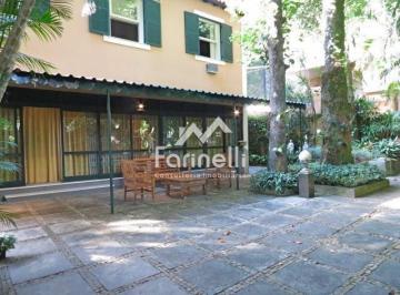 18032013134522qe2fno.JPG · Em localização bucólica, está casa duplex está rodeada de verde.