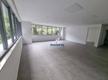 670de73ac04f15dec5ab77a8ed00b47048f333ed · Sala SC 401 Square Corporate com vista para área verde pronta para uso e iluminação em led