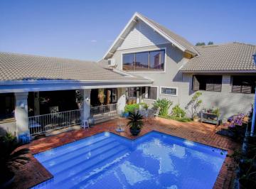 Casa de 5 quartos, Curitiba · Residência de Alto Padrão com 4 Suítes, Piscina Aquecida e 600 m² em Condomínio Fechado – Área Nobre