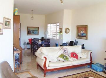 Foto · Casa de 03 quartos em bairro residencial, São Lourenço-MG.