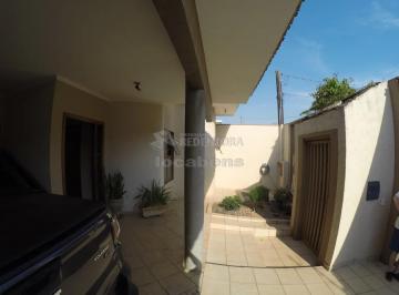 Casa · 360m² · 3 Quartos · 2 Vagas · Casa na região Leste de São José do Rio Preto, com 03 quartos e 03 banheiros e área ampla nos fundos