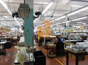 Comercial · 8500m² · 25 Vagas · Edifíco Industrial, monosuário, 8.500 metros, em conhecida rua do Bairro de Itapevi.