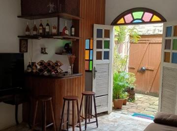 Foto 01 · Vendo casa duplex com 5/4 em Itapuã, bem localizado, próximo à Praia, R$ 600.000,00 financia!!