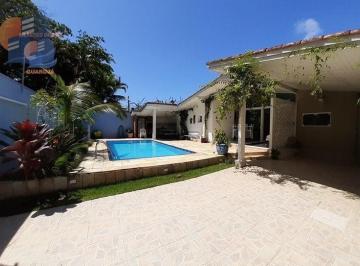 Casa · 320m² · 6 Quartos · 3 Vagas · Casa Térrea Aconchegante com Excelente Localização a 250 Metros do Mar.