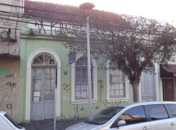 Comercial · 250m² · 4 Quartos · Casa com forte potencial comercial de frente para