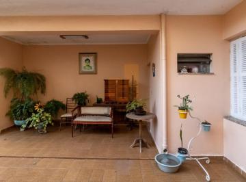 Casa · 200m² · 3 Quartos · 2 Vagas · Casa térrea de 200 metros,  bem conservada, 2 vagas e área verde de 120 metros nos fundos.