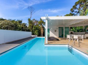 Casa · 639m² · 6 Quartos · 4 Vagas · Casa com 6 quartos em condomínio na Várzea, Teresópolis.