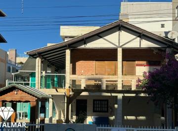 Casa · 279m² · 8 Quartos · 6 Vagas · CASA BEM LOCALIZADA NO CENTRO DE BOMBINHAS A 250 METROS DA PRAIA