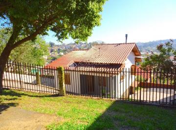 01 · Casa 2 quartos com sacada e garagem para 2 carros no bairro Petrópolis.