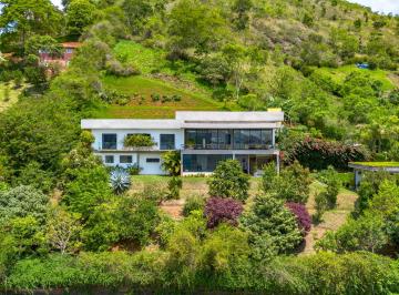 Casa · 450m² · 5 Quartos · Casa com 5 quartos em condomínio em Itaipava, Petrópolis.