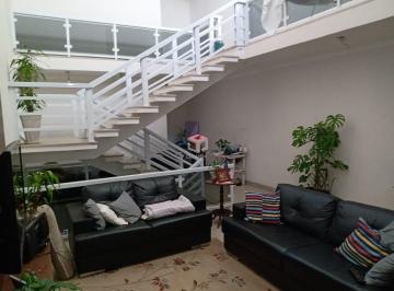 Casa · 220m² · 3 Quartos · 3 Vagas · Sobrado com 220 m² localizado no Bairro Guapituba em Mauá/SP. 