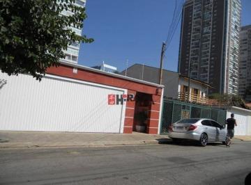 7296e224fedf7793e097980d88c7916dbae738ba · Casa térrea em uma localização arborizada.