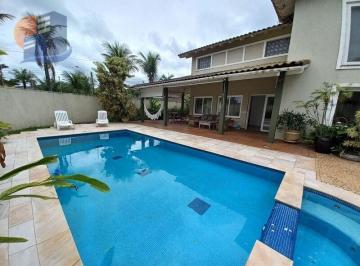 Casa · 450m² · 6 Quartos · 3 Vagas · Terreno 606 metros quadrados! Casa ampla 6 suítes Ótima Localização.