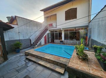 Casa · 2 Quartos · 1 Vaga · Casa com 2 quartos, quintal com piscina!