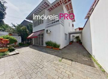 Casa · 300m² · 5 Quartos · 6 Vagas · Casa de frente a praça