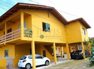 5ad624a35fcf5536e8d5445578ee2028a835fb8f · Casa na Praia de Sambaqui em Florianópolis.