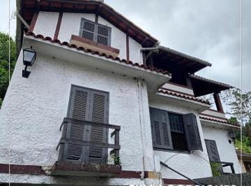 Casa de 5 quartos, Petrópolis · Vende-se ampla casa no Centro de Petrópolis.