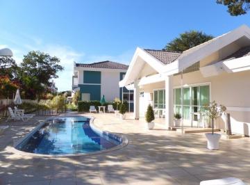 Piscina · Casa de férias, com piscina, garagem, e duas suítes!
