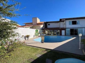 527336a10e5bbe5ab2057279996139fdbfdbc048 · Casa de alto padrão, com terraço e vista parcial mar à venda na Agronômica.