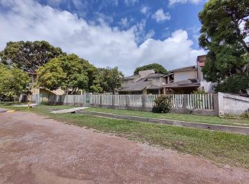 Casa · 320m² · 7 Quartos · 2 Vagas ·   - - Em Condomínio Fechado, Segurança